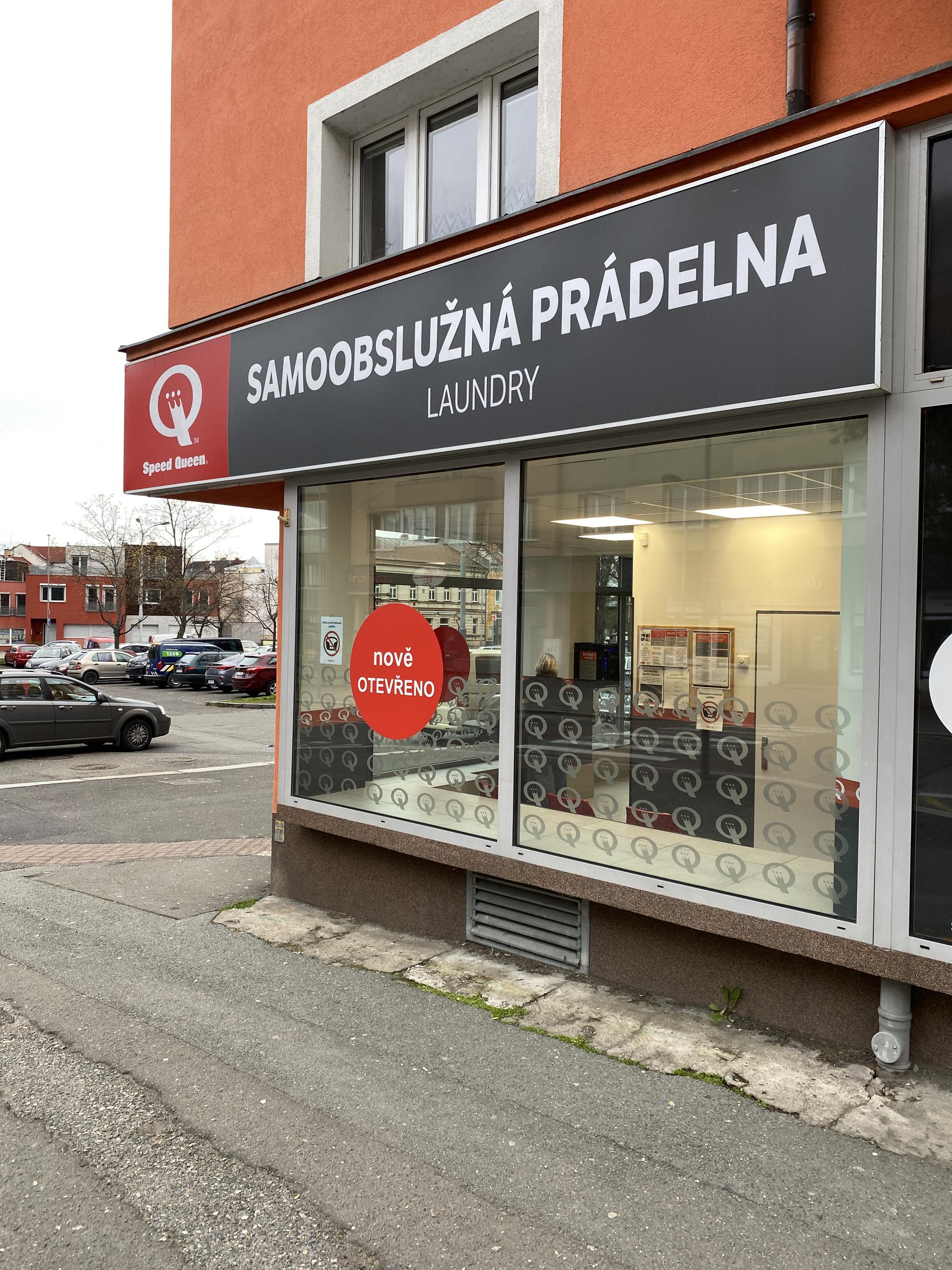Vchod do Samoobslužné prádelny Speed Queen v Kolíně